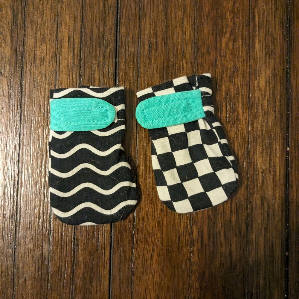 Lovevery Black and White Mittens